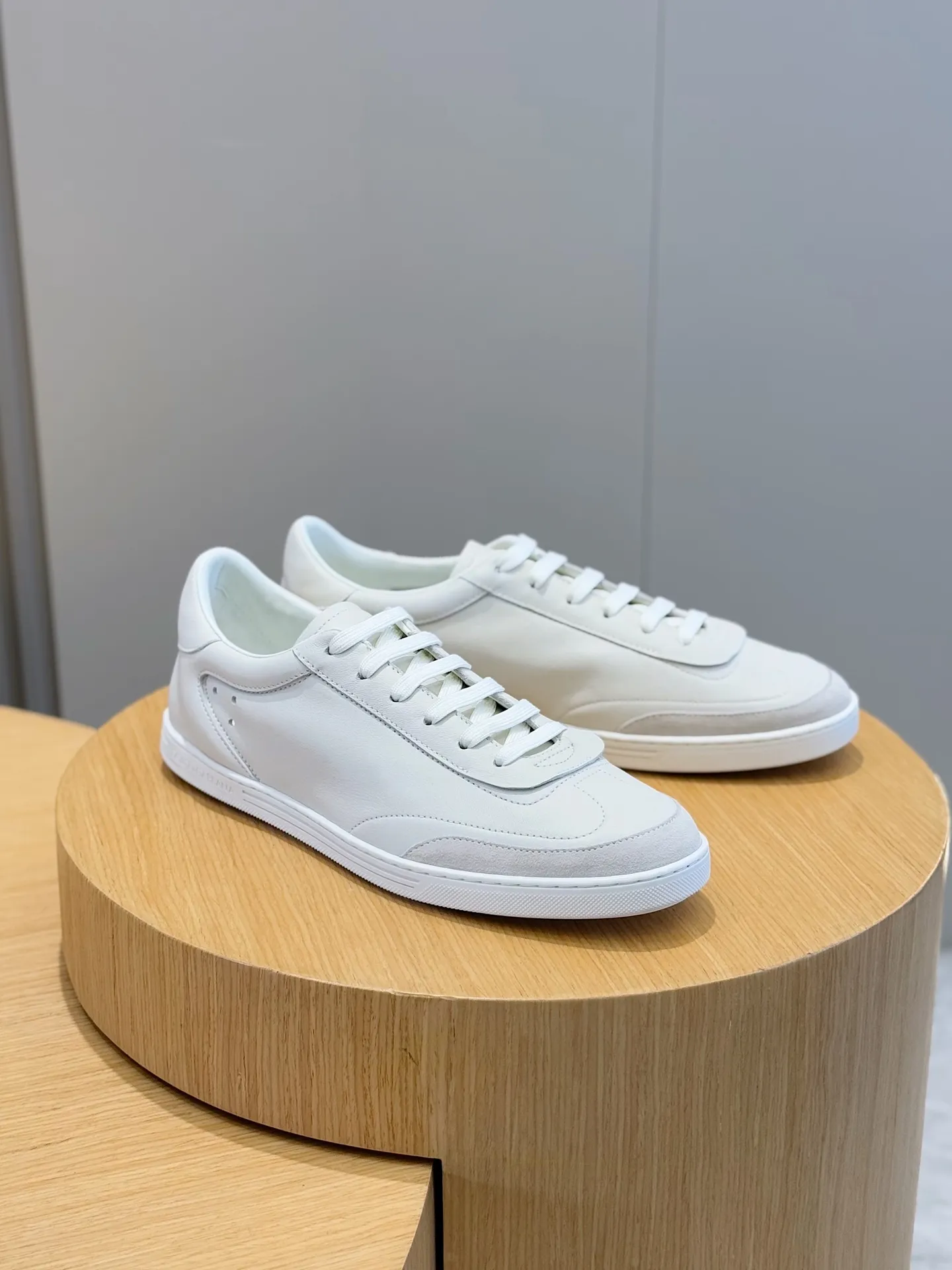 Men's Men's Shoes💰400 [New Style]🐏🐏DG men's calfskin sneakers Portofino Yacht shoes, simple and versatile design, unique saddle leather soles. The Dolce &G logo rear wing is the icing on the cake. Imported cowhide + rubber outsole Size: 39-44 (customized at 38.45)